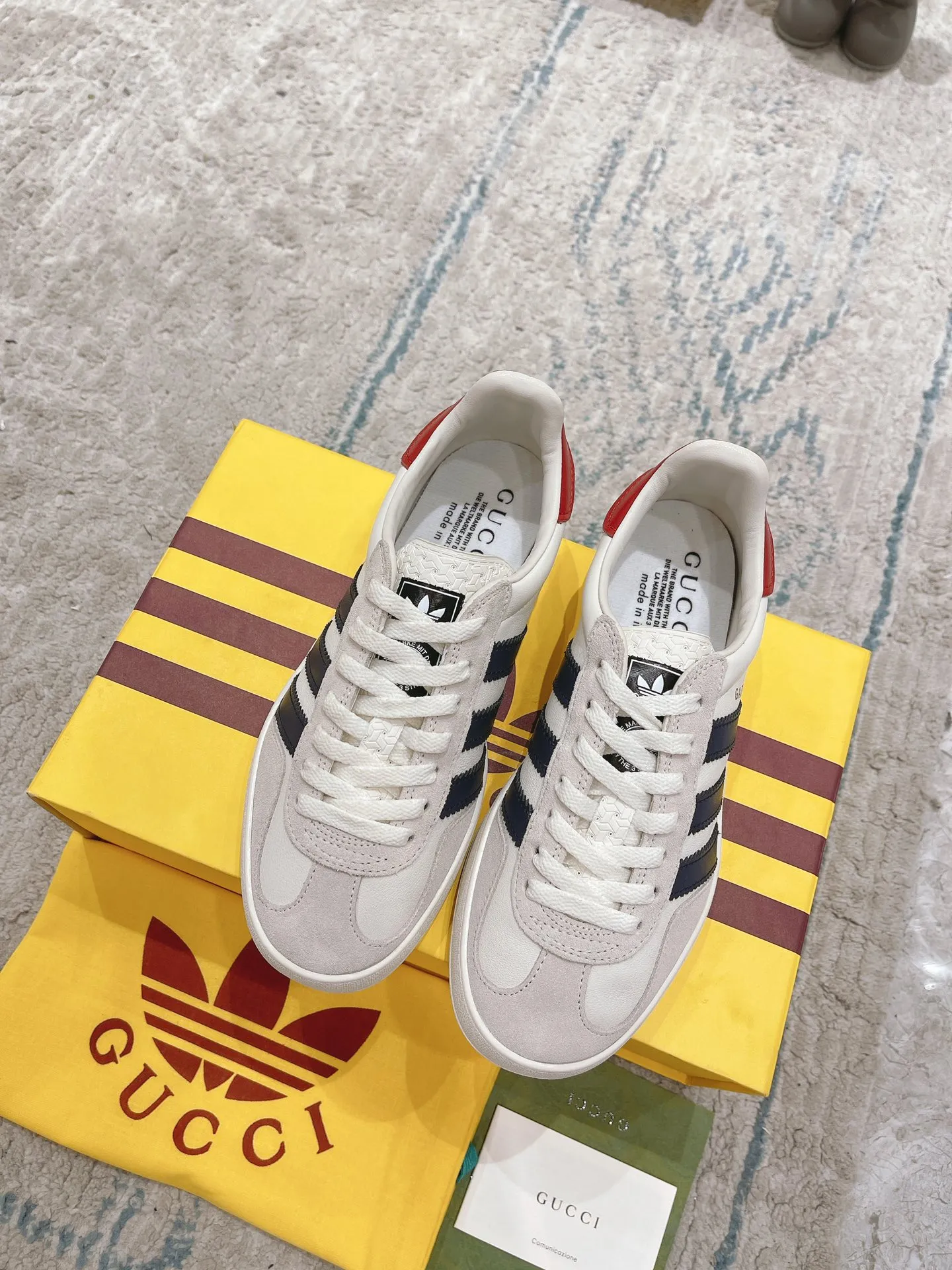 👟👟Ex-factory price 480👟👟 Gucci Adida S Gucci clover co-branded Italian 2022 Fashion Week catwalk model Dexun shoes casual shoes exclusive first release #Correct splicing co-branded shoe box with shoelaces included Synchronous counter #Gucci/Adida splicing cloth dust bag #Integration of two luxury brand elements T👟👟Ex-factory price U soft bottom The original version is the same. Size: 35-40 for women and 39-45 for men.